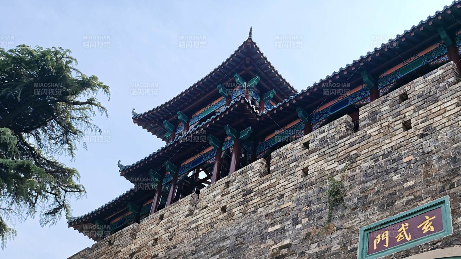 玄武门古楼巍然屹立图片