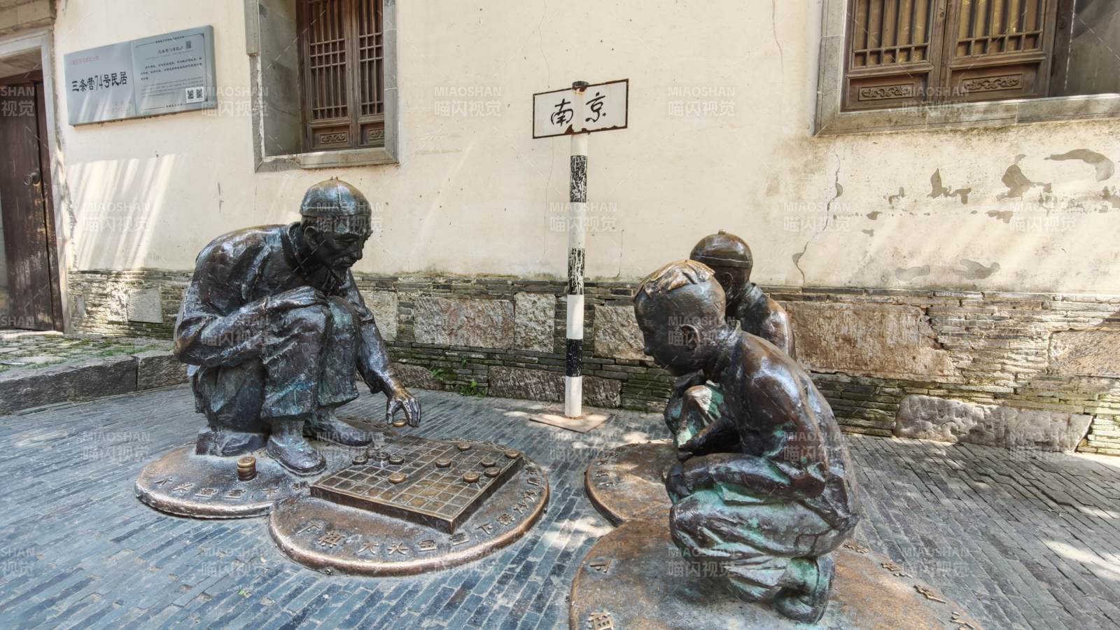 街头铜雕 下棋童趣场景图片