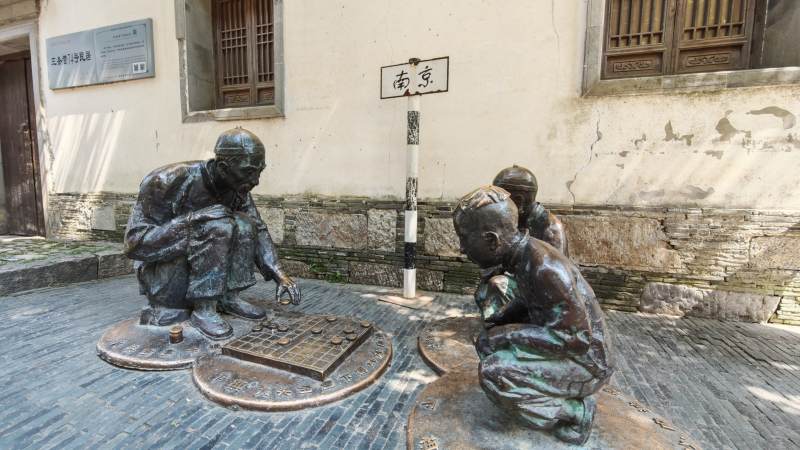 街头铜雕 下棋童趣场景图片