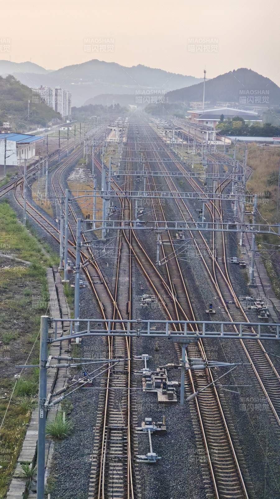 铁路枢纽 轨道纵横如山峦图片