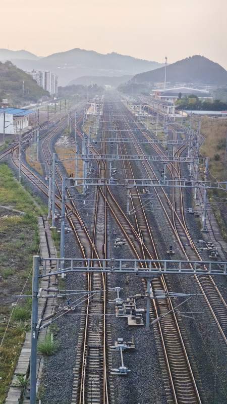 铁路枢纽 轨道纵横如山峦图片