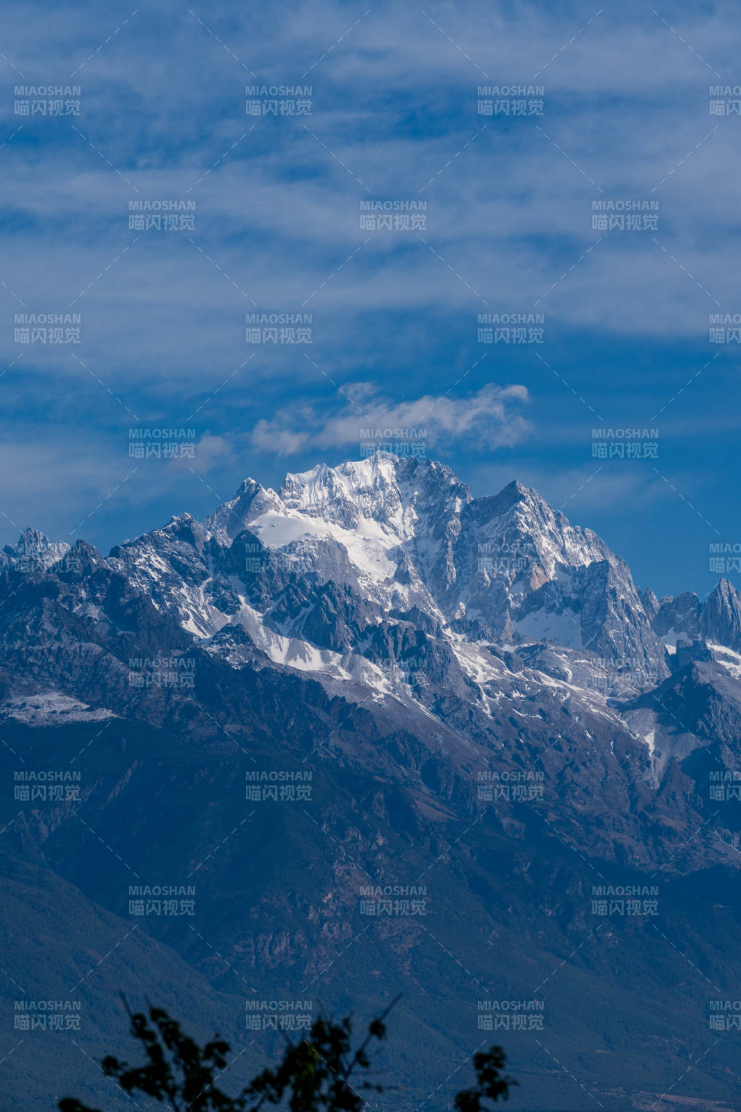 雪山巍峨 云影缭绕峰顶图片