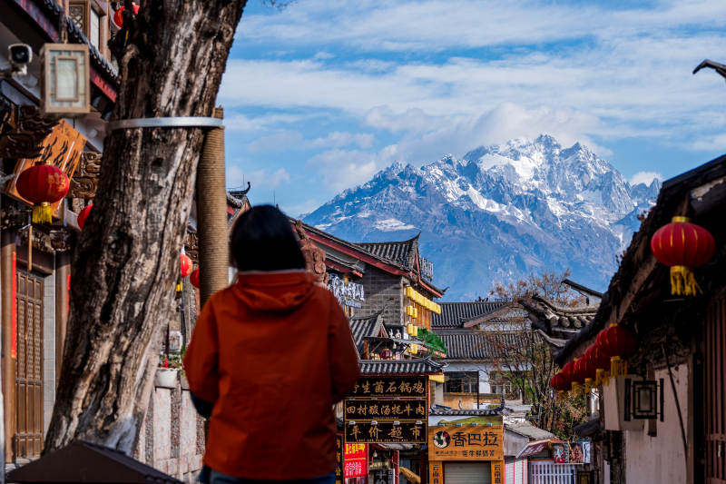 雪山古街 红衣人背影图片