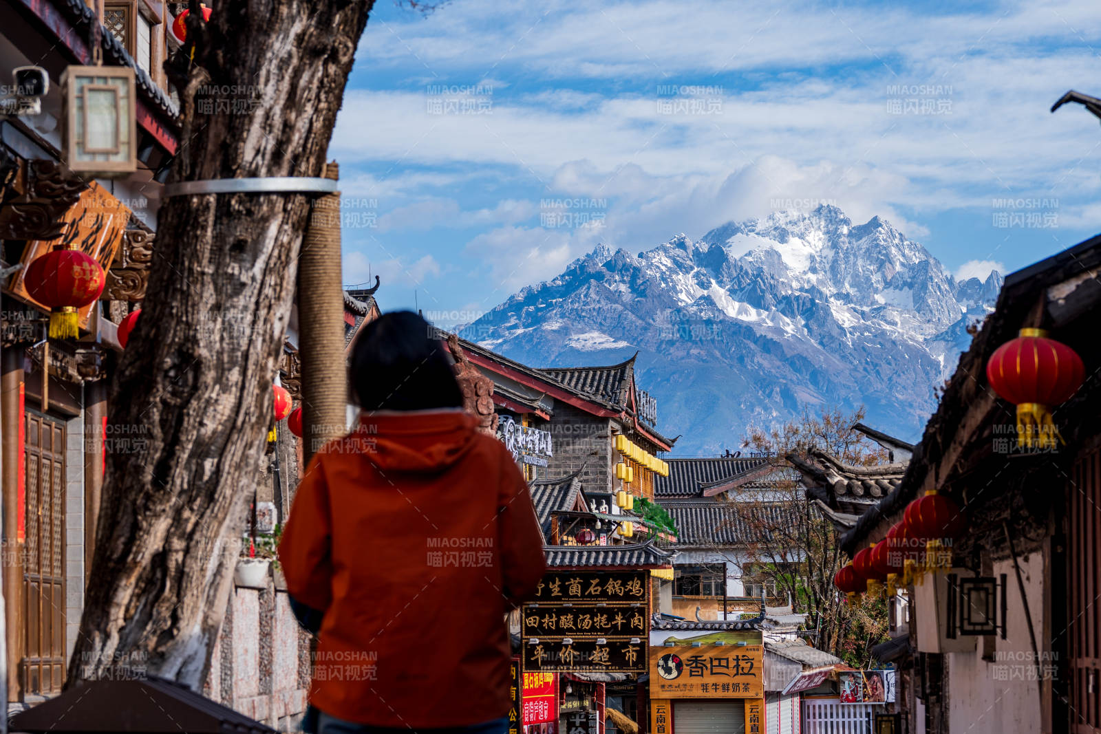 雪山古街 红衣人背影图片