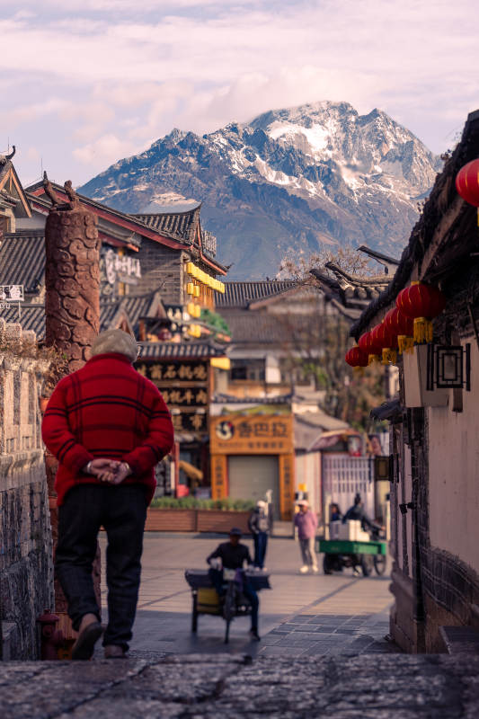 雪山古街 红衣人背影图片