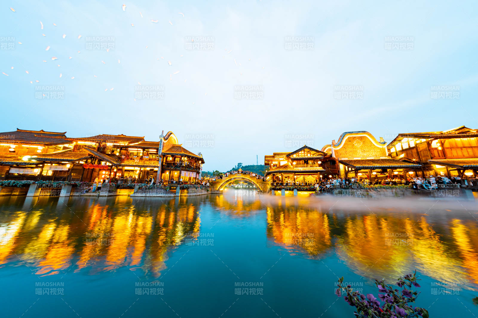 水乡夜景 灯火映波柔图片