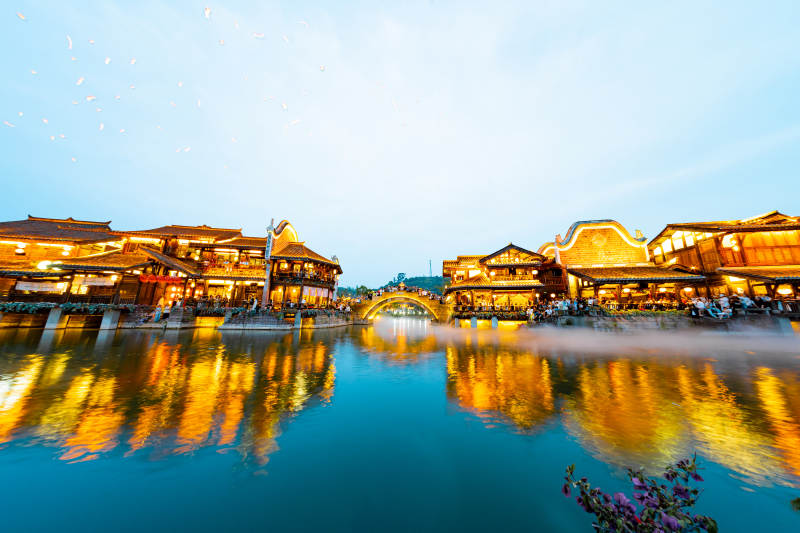 水乡夜景 灯火映波柔图片