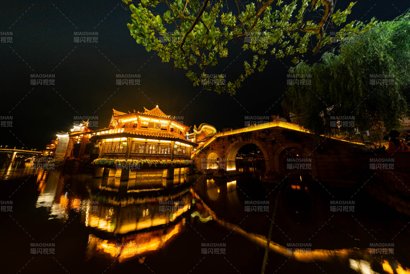 夜映古桥 灯火水乡梦图片