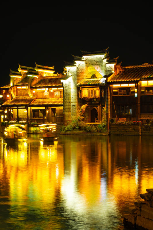 夜泊水乡 灯火映古韵图片