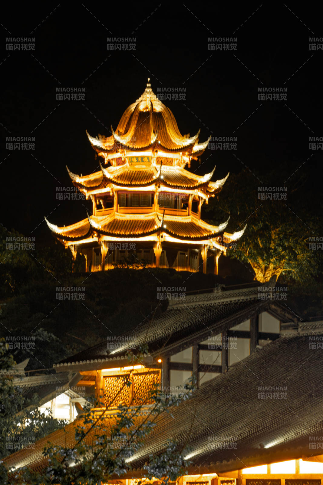 夜照古塔 金辉耀夜空图片