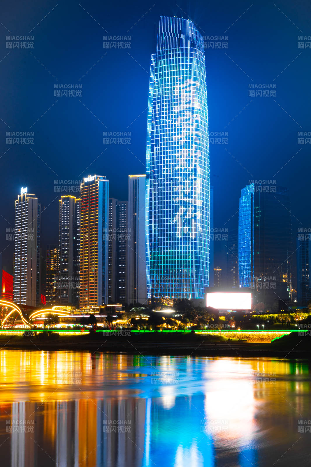 夜光璀璨 高楼映水城图片