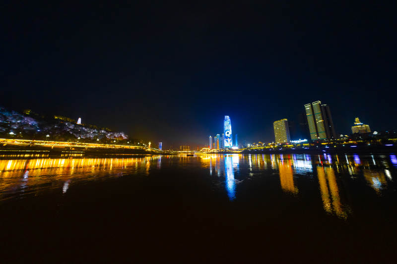 夜江灯火映城楼图片