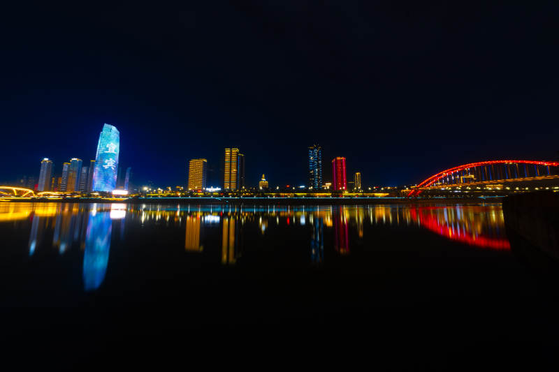 夜城灯火映河桥图片