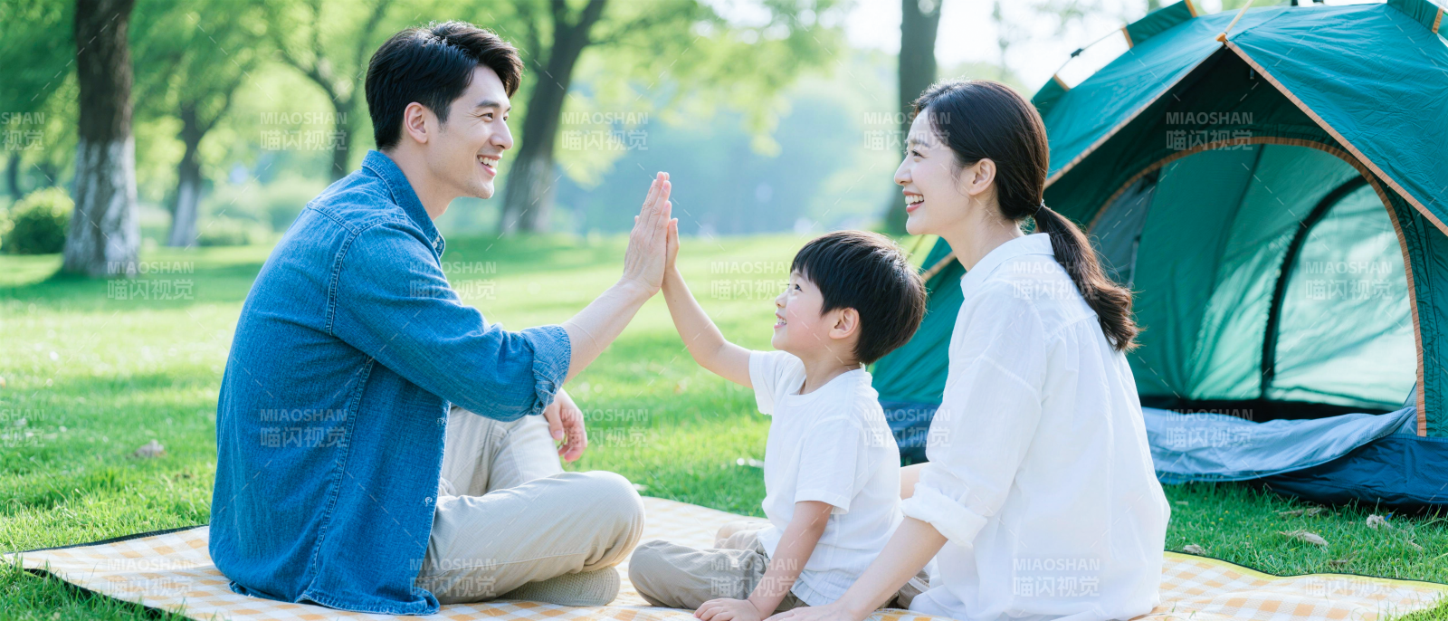 露营亲子乐 击掌笑开怀图片