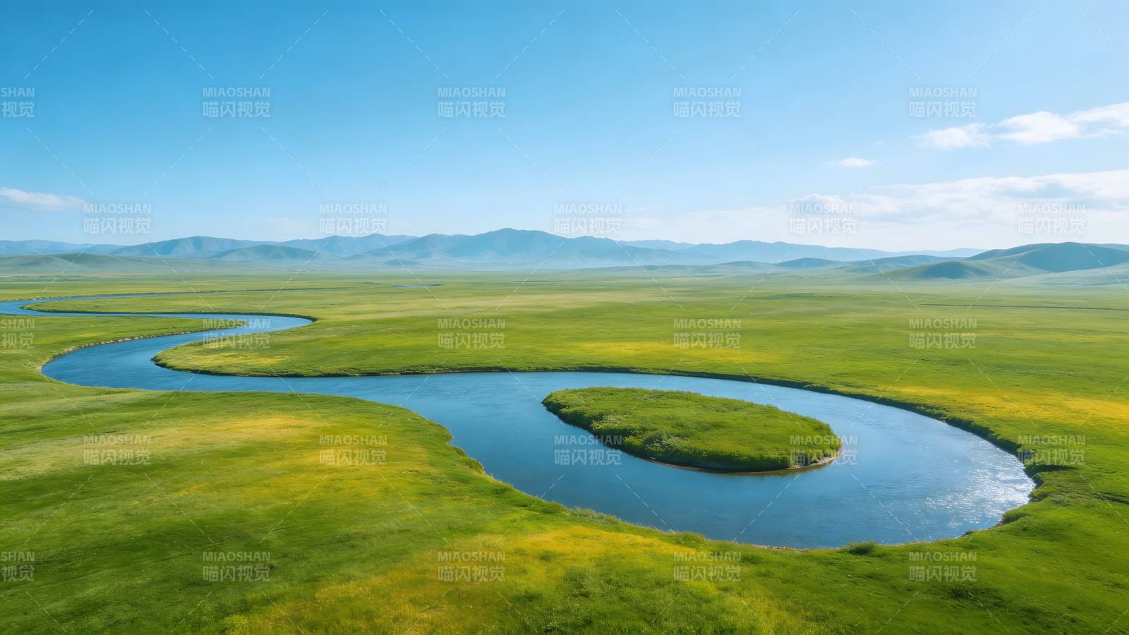 草原曲水 碧空如洗图片