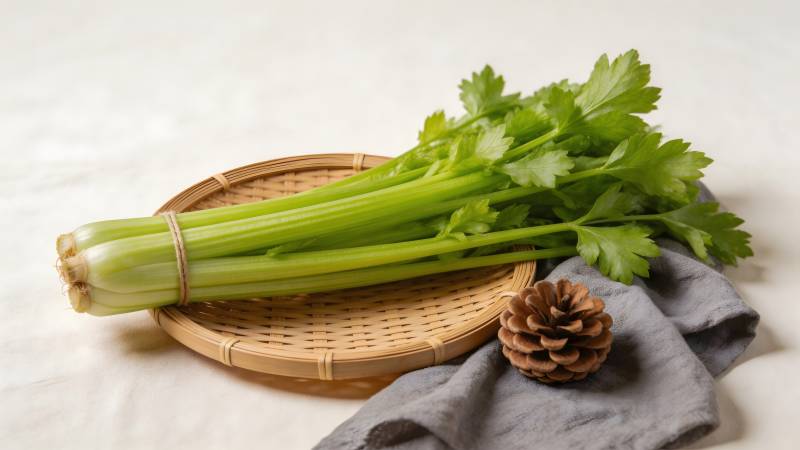 鲜芹配松果 竹盘静物美图片