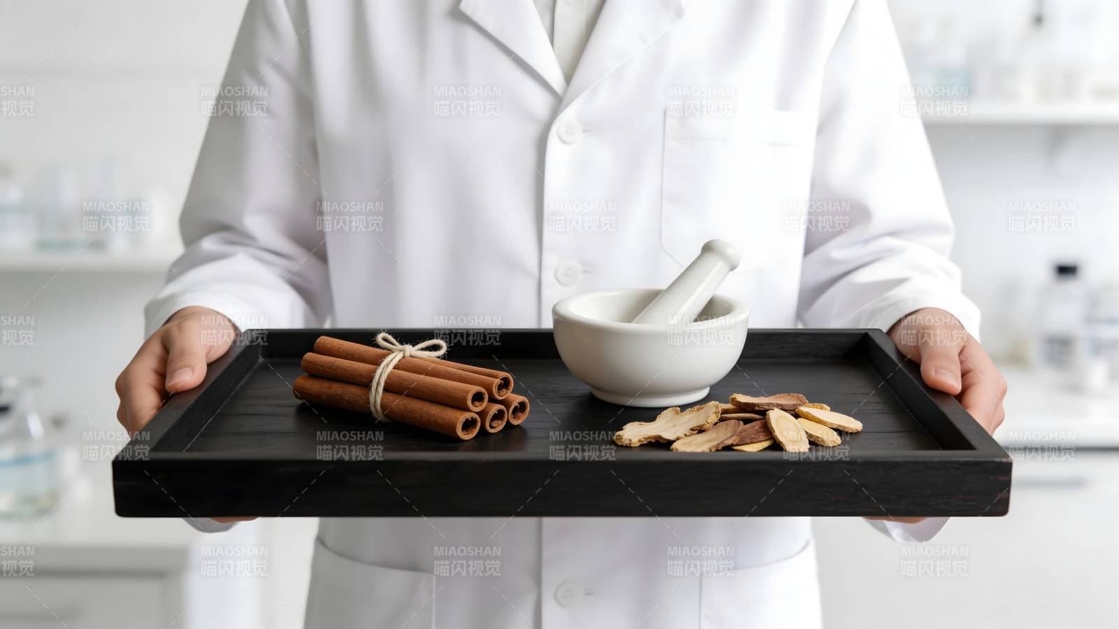 中药师持托盘展示药材图片