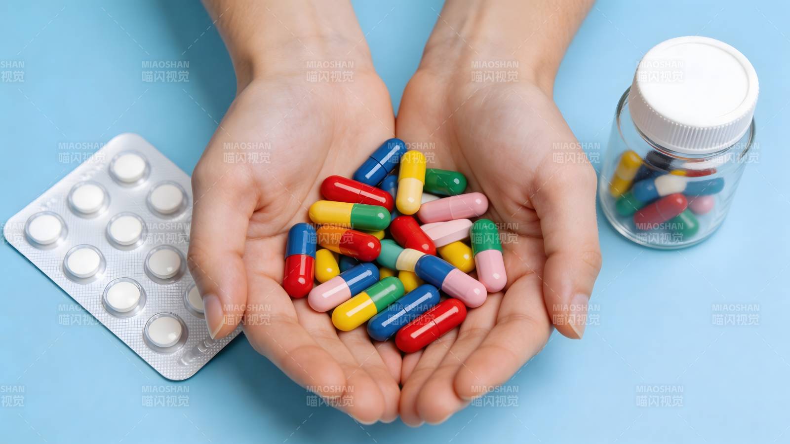 双手捧药 健康守护图片