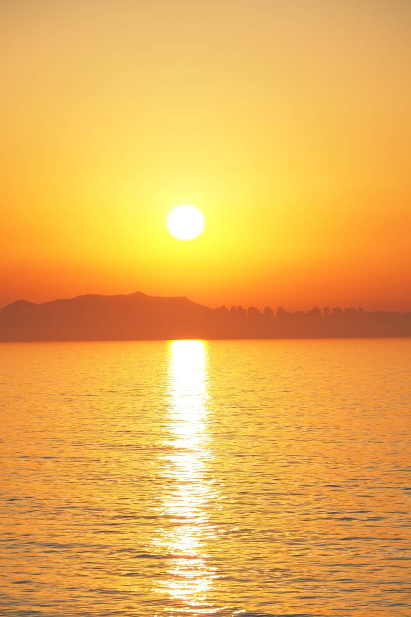 夕阳熔金 海天一色图片