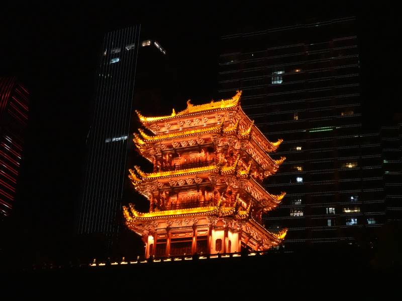 夜映古塔 灯火辉煌图片