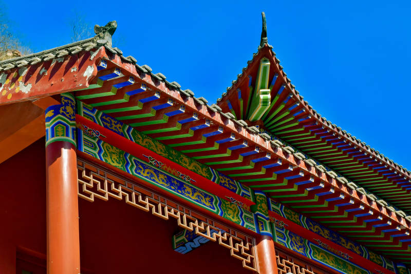 古建飞檐彩绘映蓝天图片