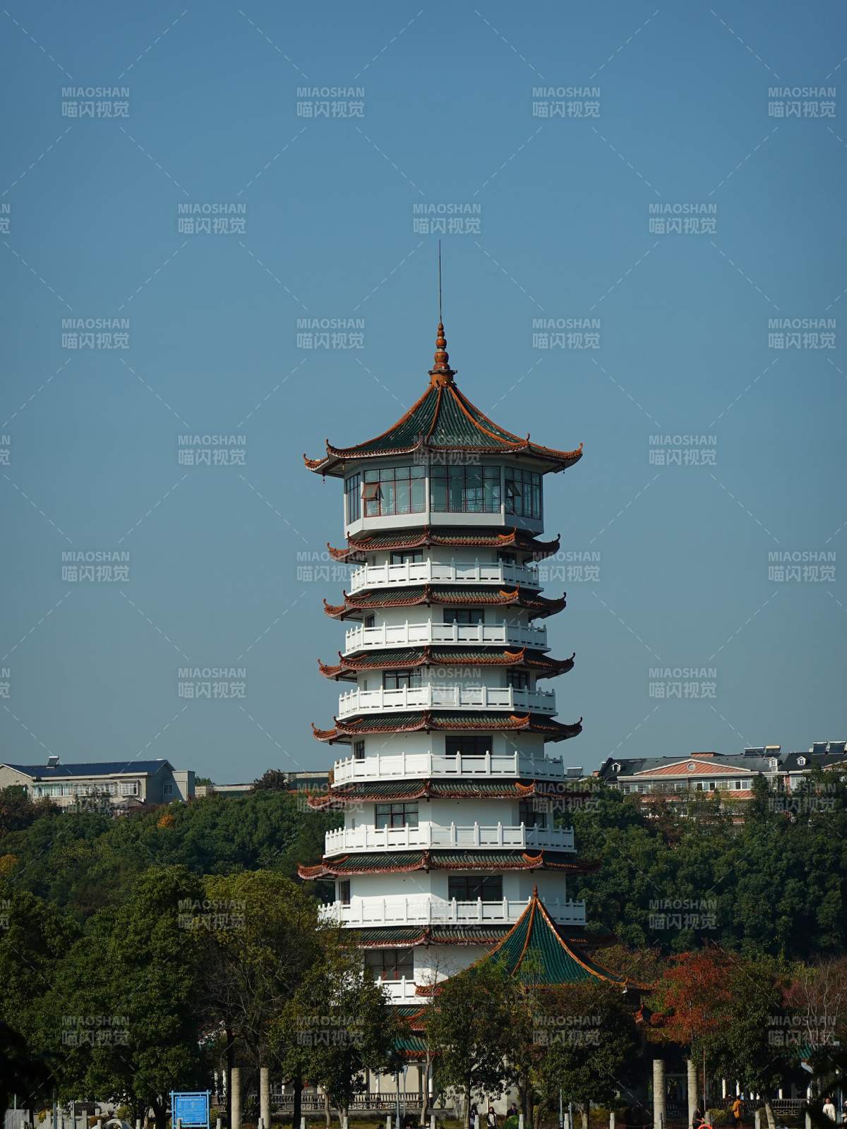 烈士公园白塔映蓝天图片
