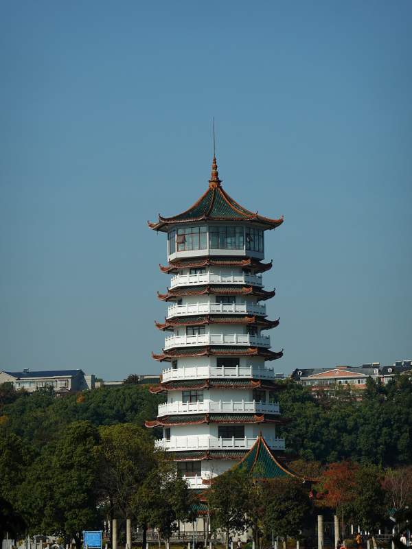 白塔映蓝天 古韵悠然立图片