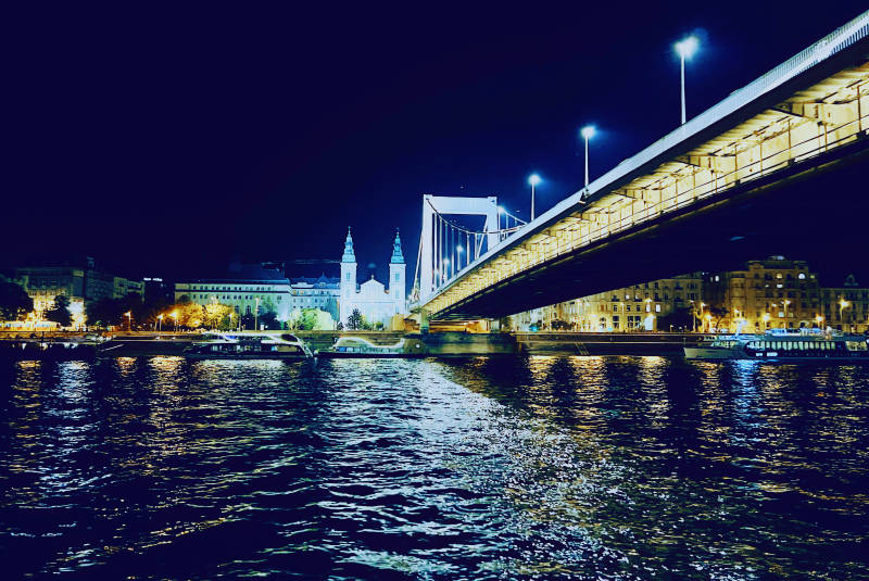 夜桥映河 灯火辉煌图片