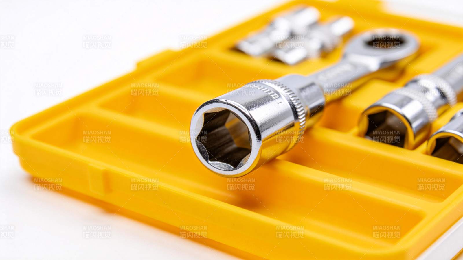 黄色工具箱中的扳手套装图片