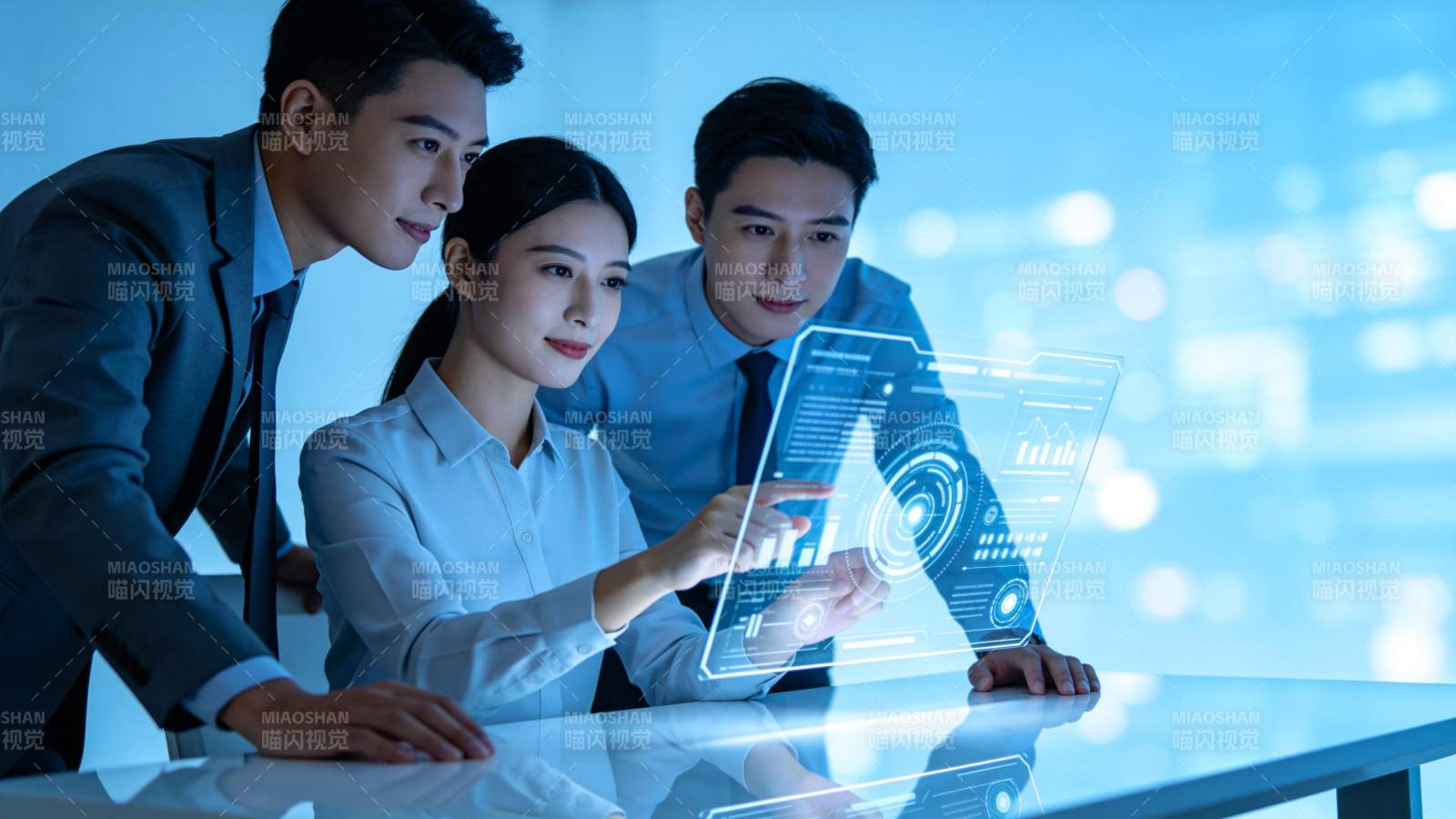 三位职场人员围绕全息数据界面进行协作分析图片