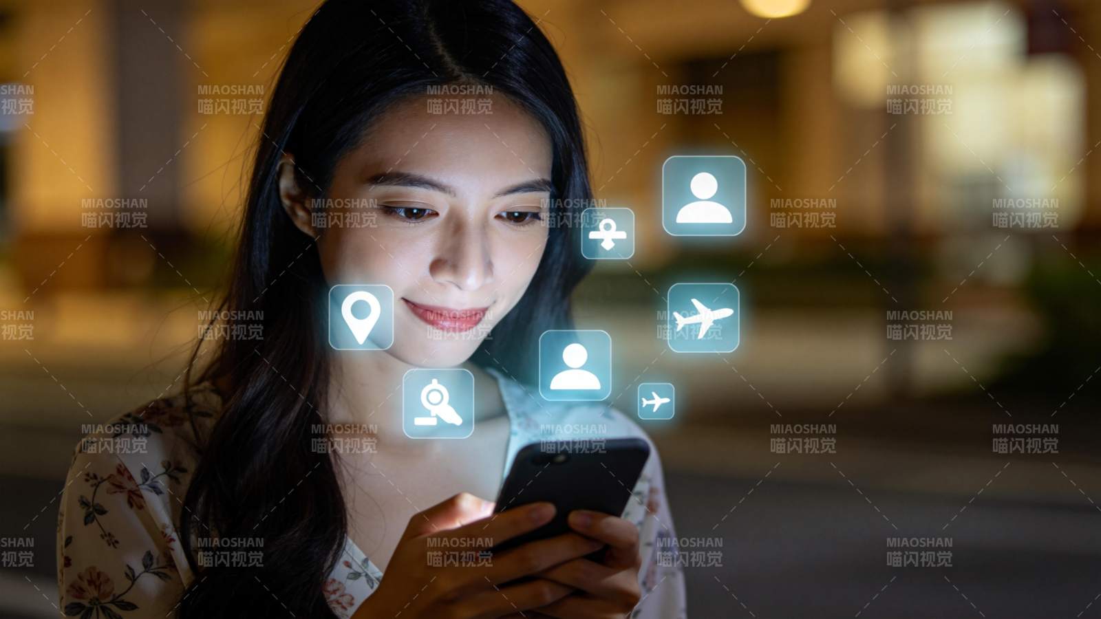 女子夜用手机 图标悬浮环绕图片