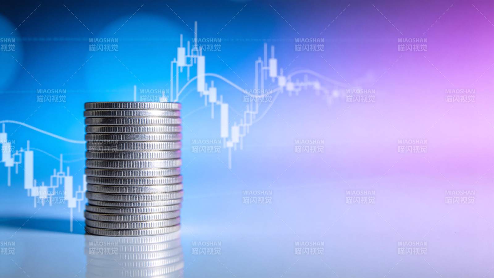 硬币堆叠映金融趋势图图片