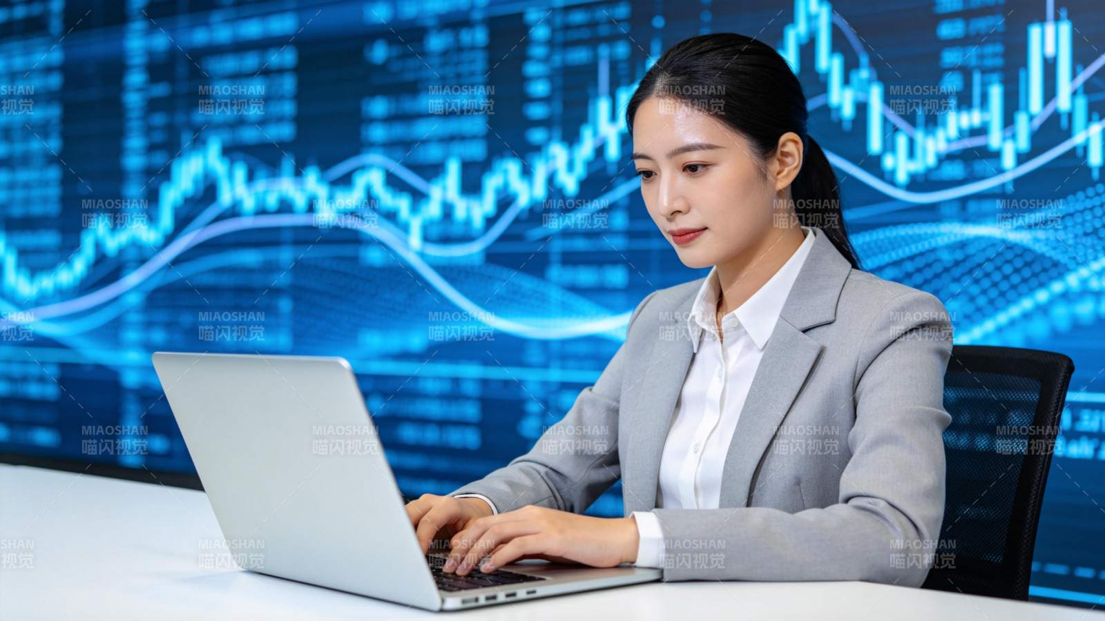 金融女精英分析数据图图片