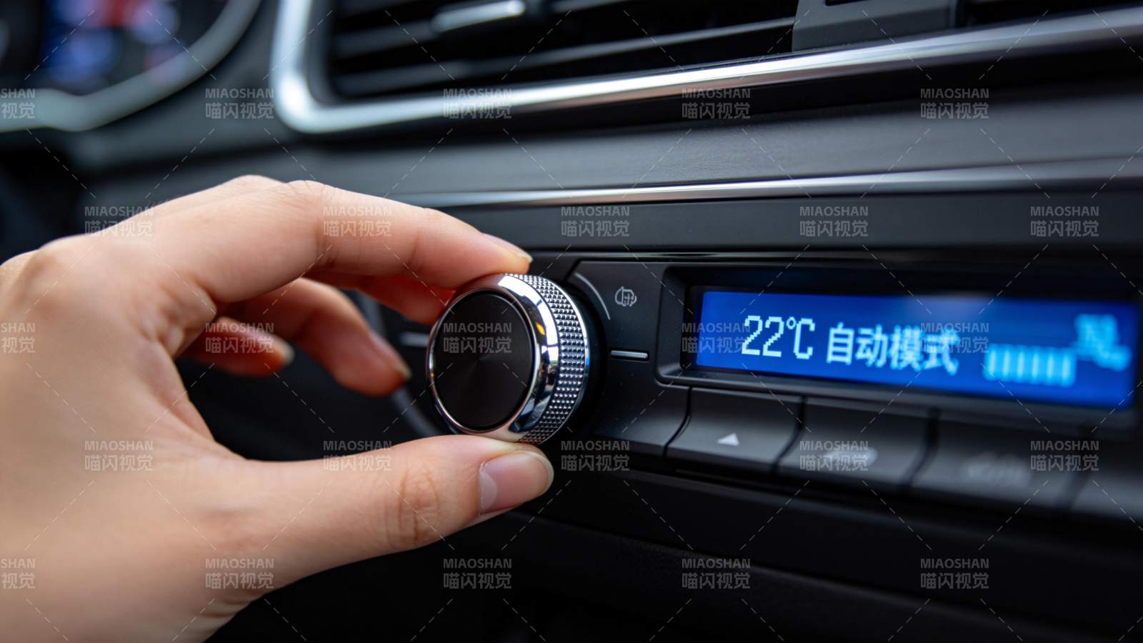 手调节汽车空调旋钮显示22度自动模式图片