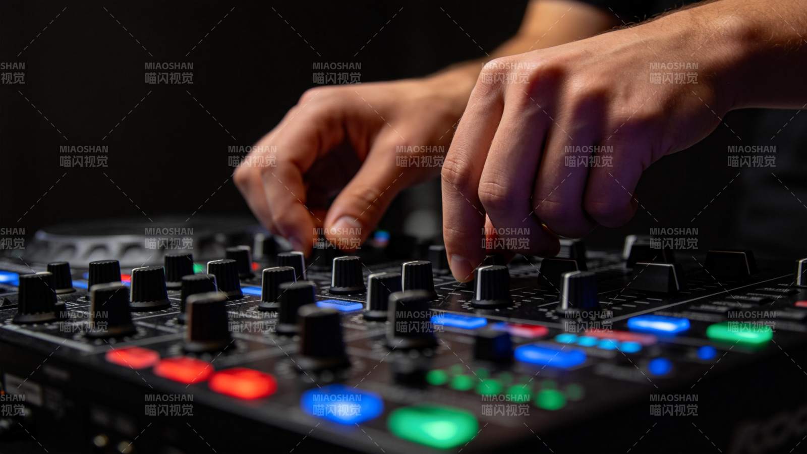 DJ操控混音台 灯光炫彩图片