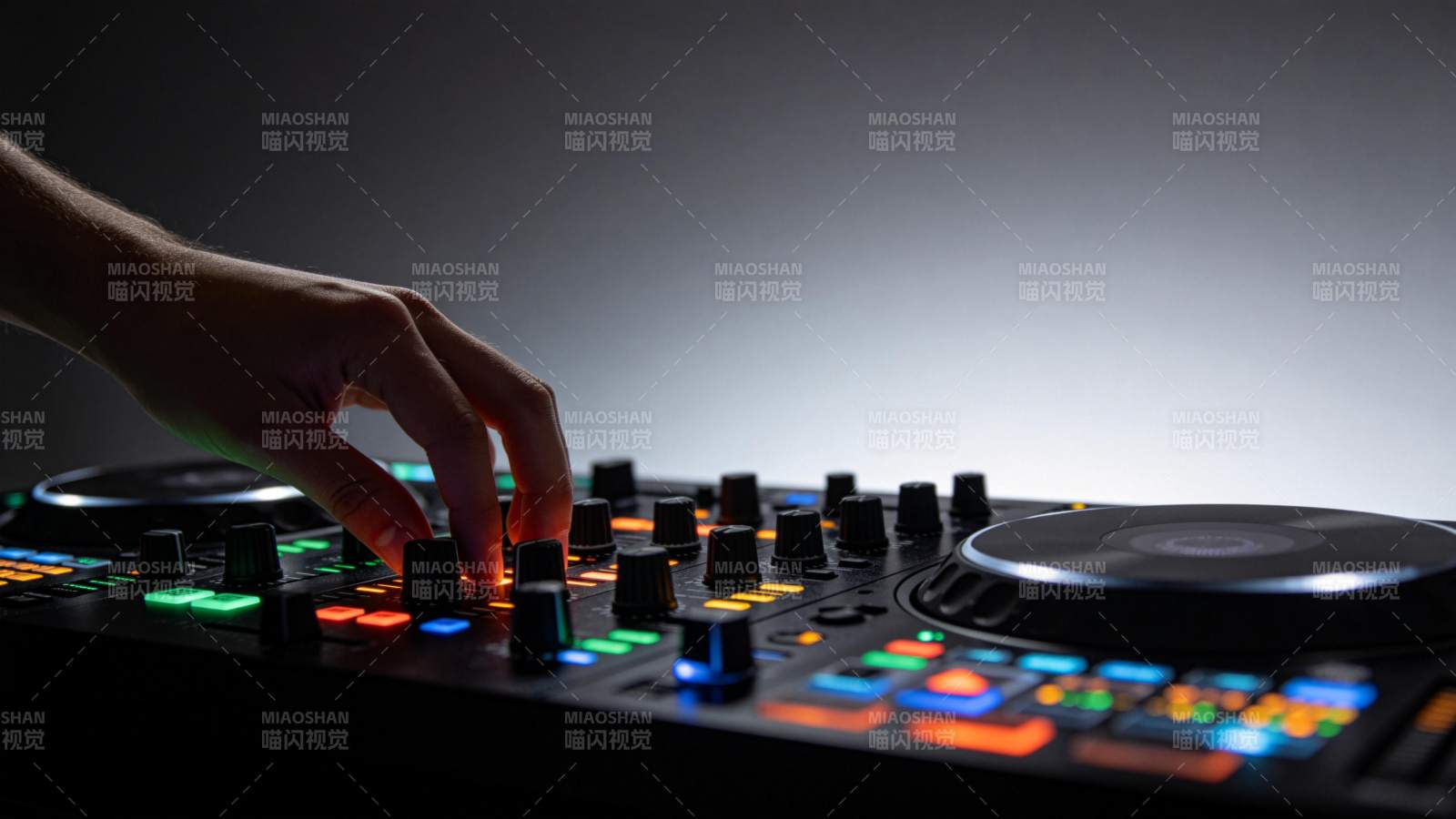 DJ操作台灯光闪烁手部特写图片