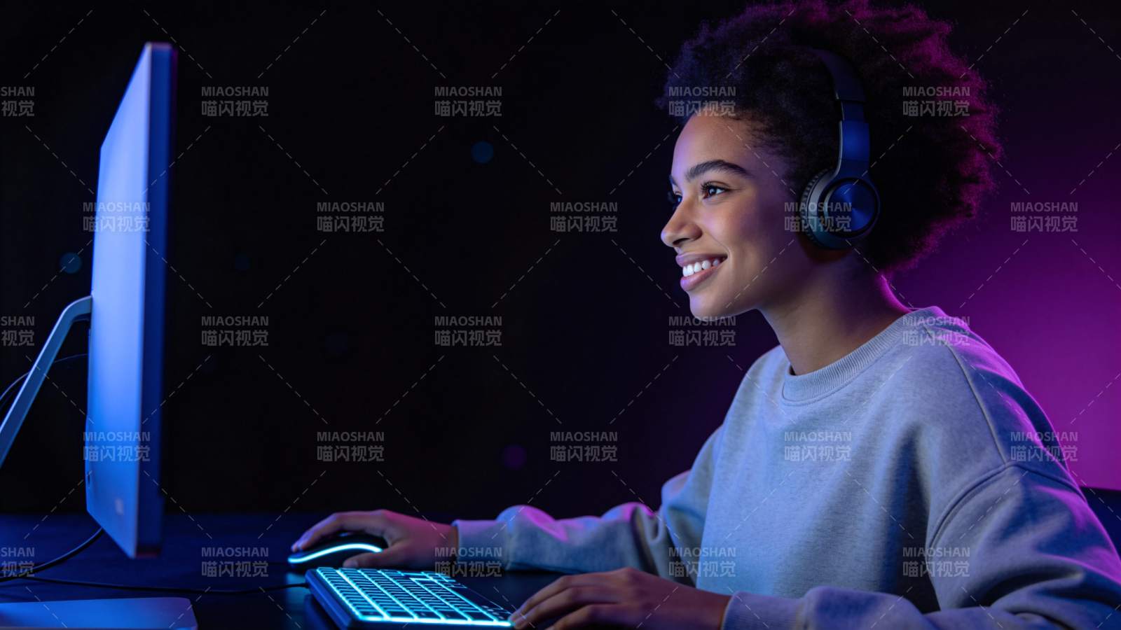 少女戴耳机专注 gaming图片