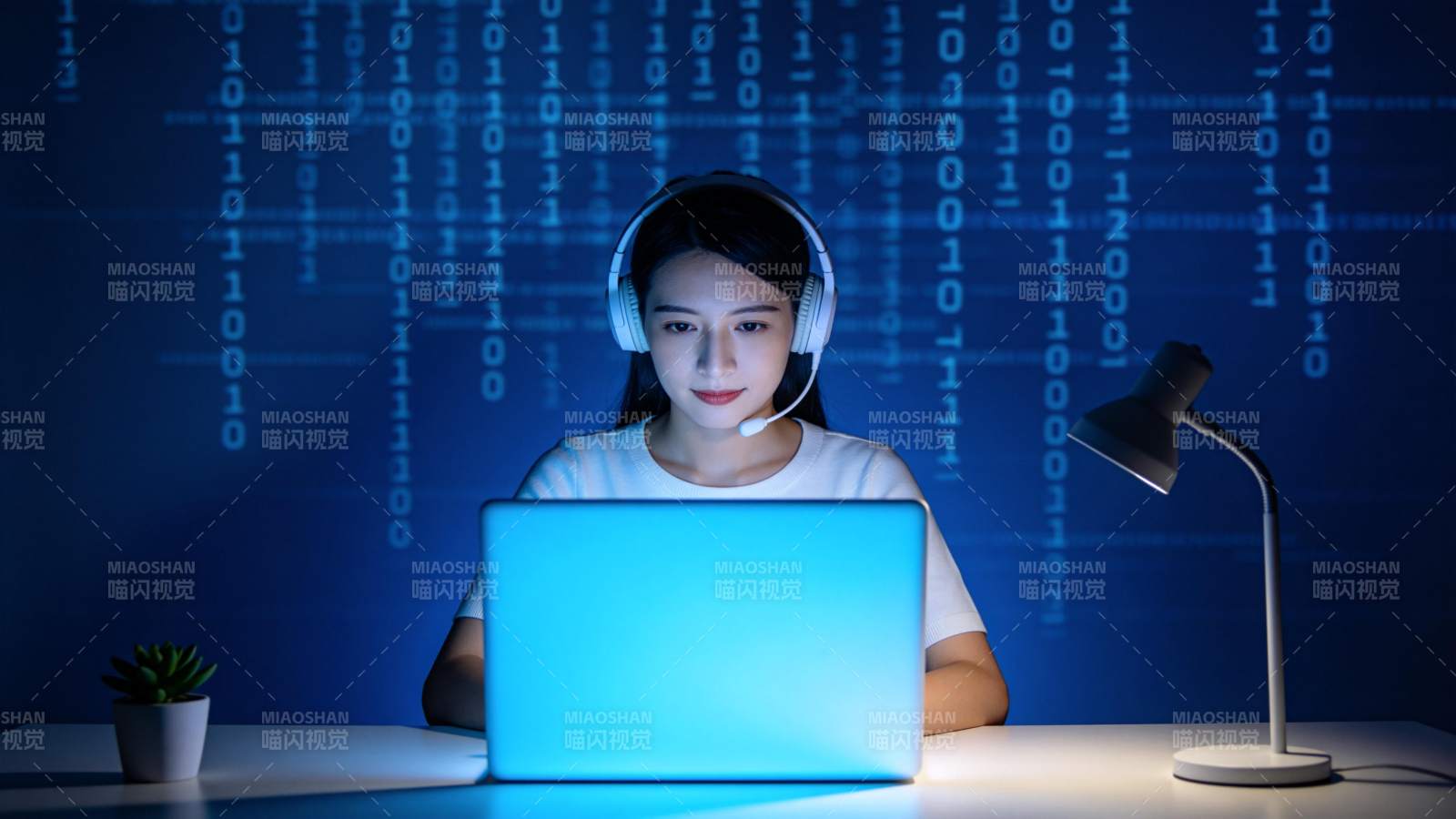 程序员深夜敲代码图片
