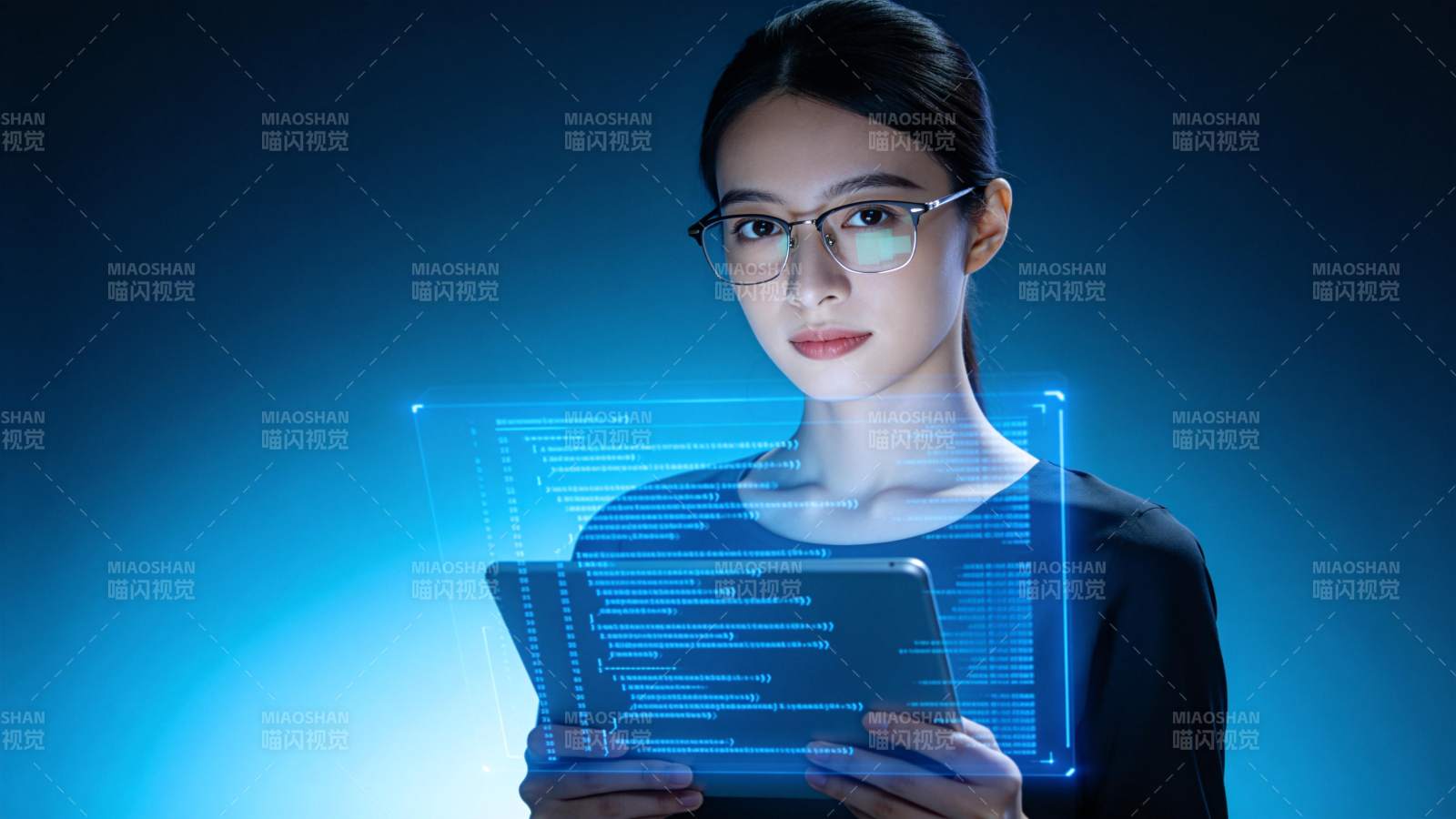科技女性操控全息界面图片