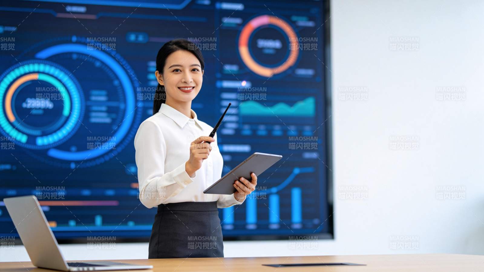 数据分析师展示业务洞察图片