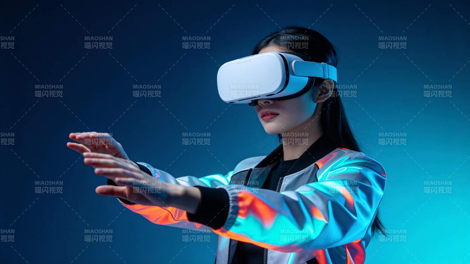 女性佩戴白色VR头显进行虚拟现实交互操作图片