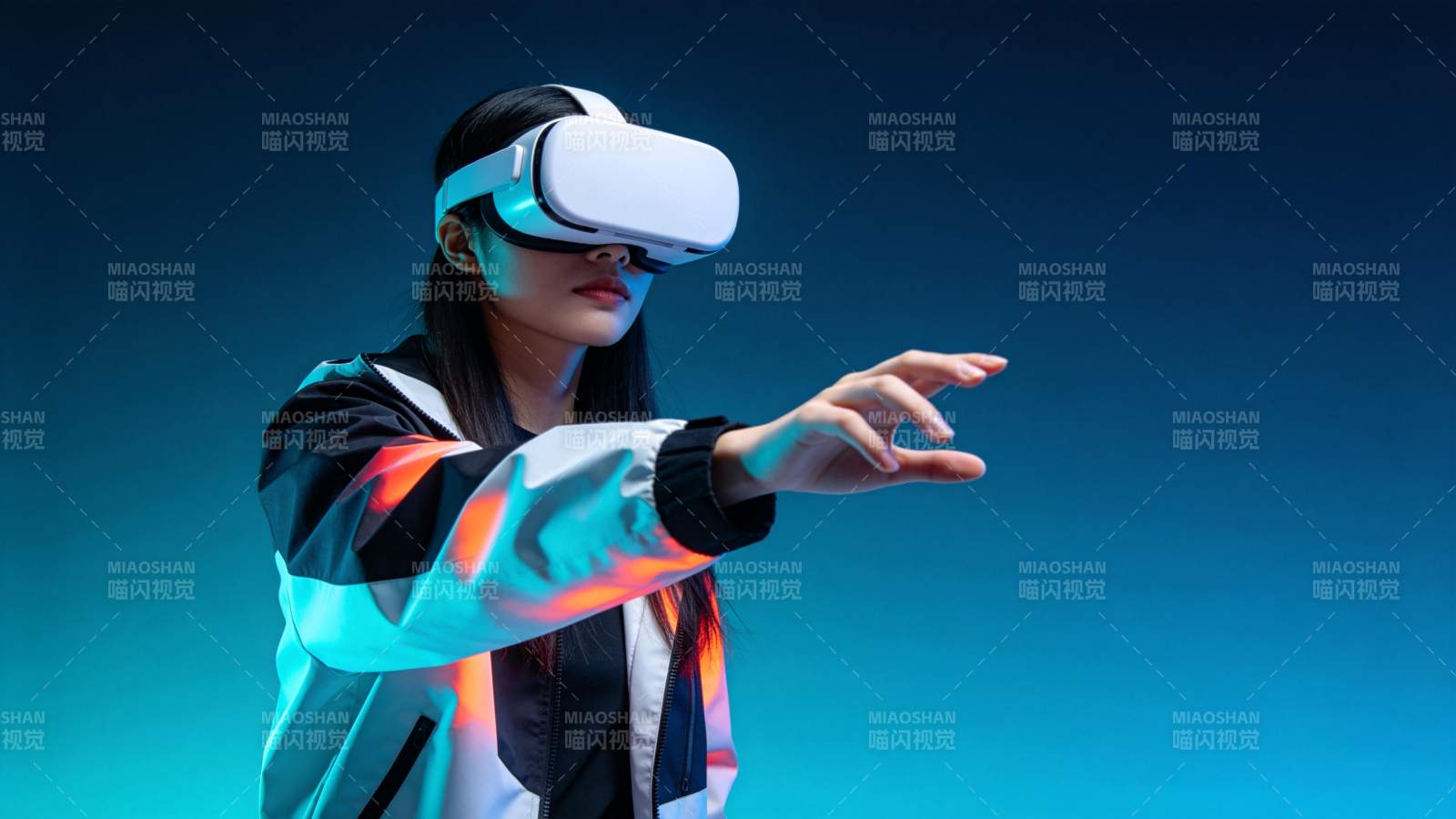 佩戴白色VR头显伸手交互的年轻女性图片