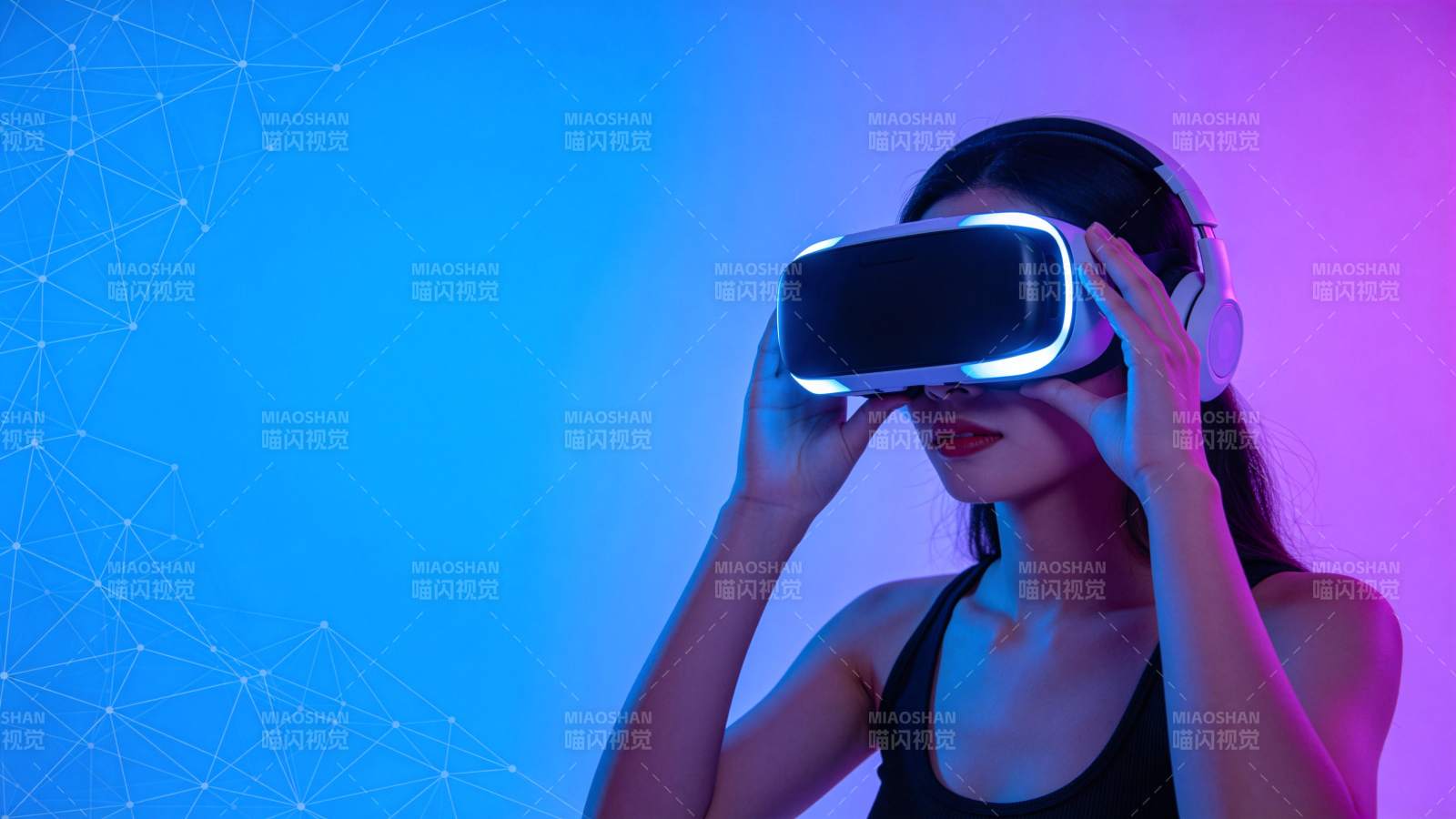 女性佩戴发光VR头显沉浸体验虚拟现实图片