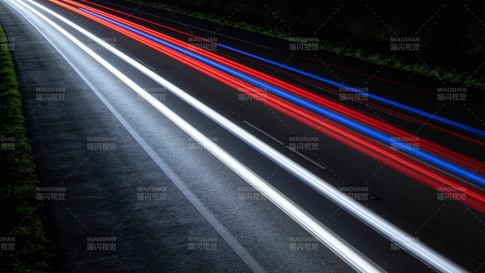 夜路光轨 红蓝白交织飞驰图片