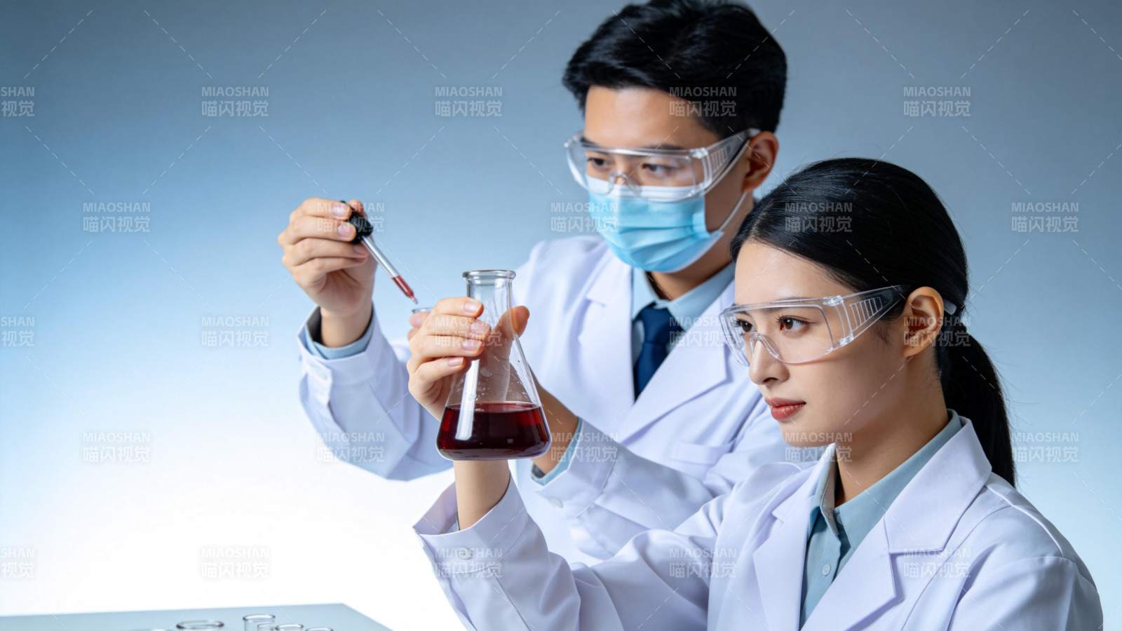 实验室双人协作实验图片