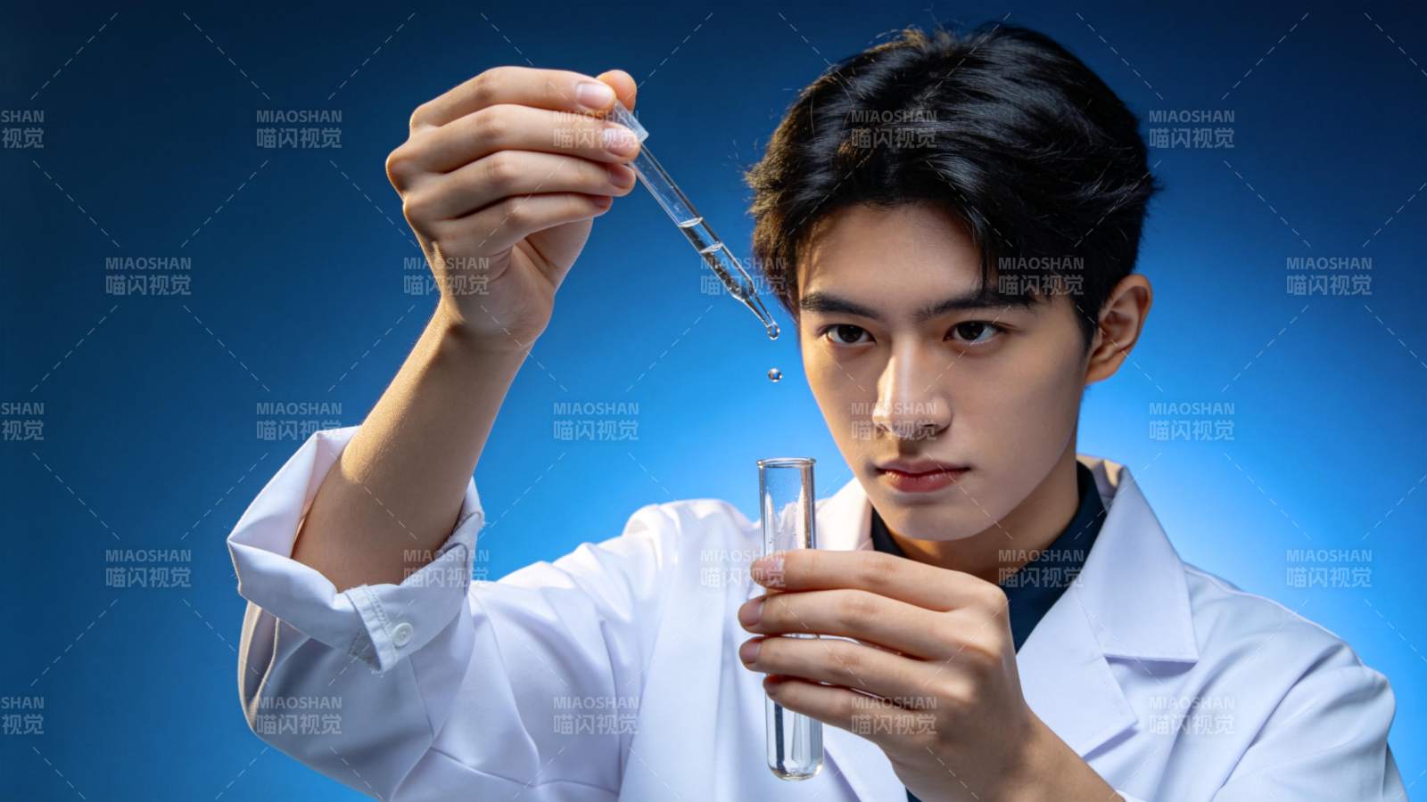 青年科学家专注滴液实验图片