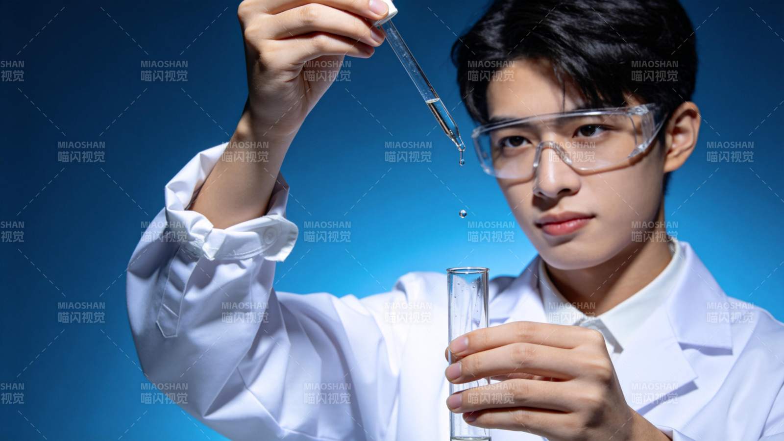 青年科学家专注滴液实验图片