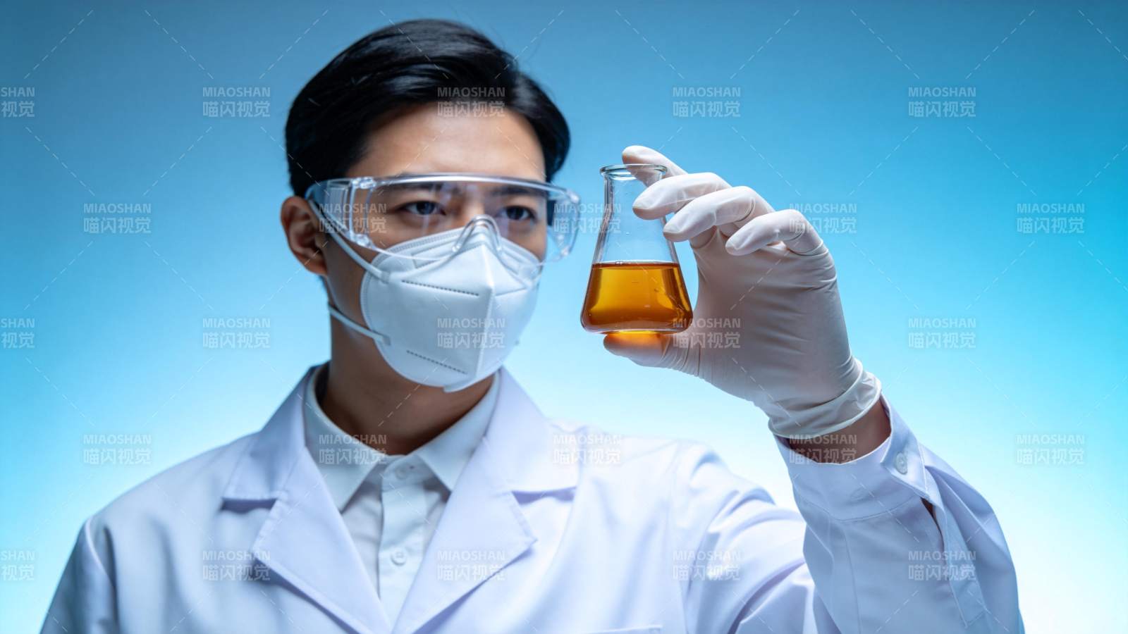 科学家观察橙色液体样本图片