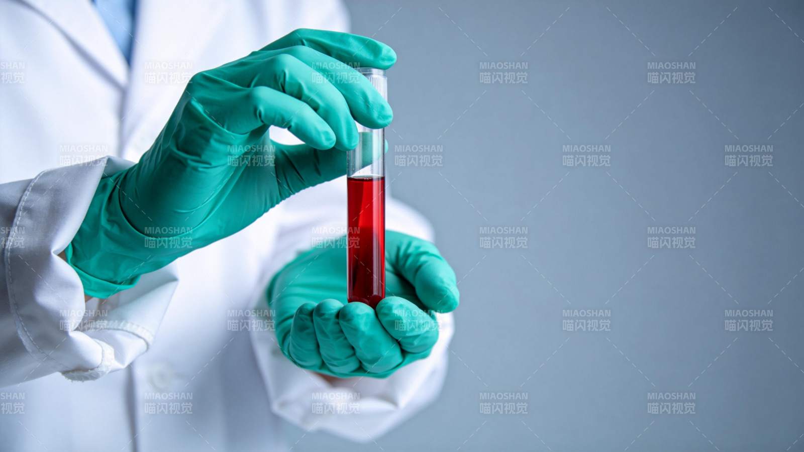 科学家手持血样试管图片