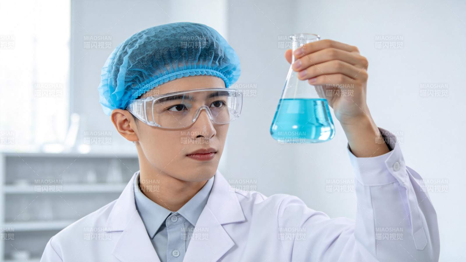 实验室青年科学家观察溶液图片